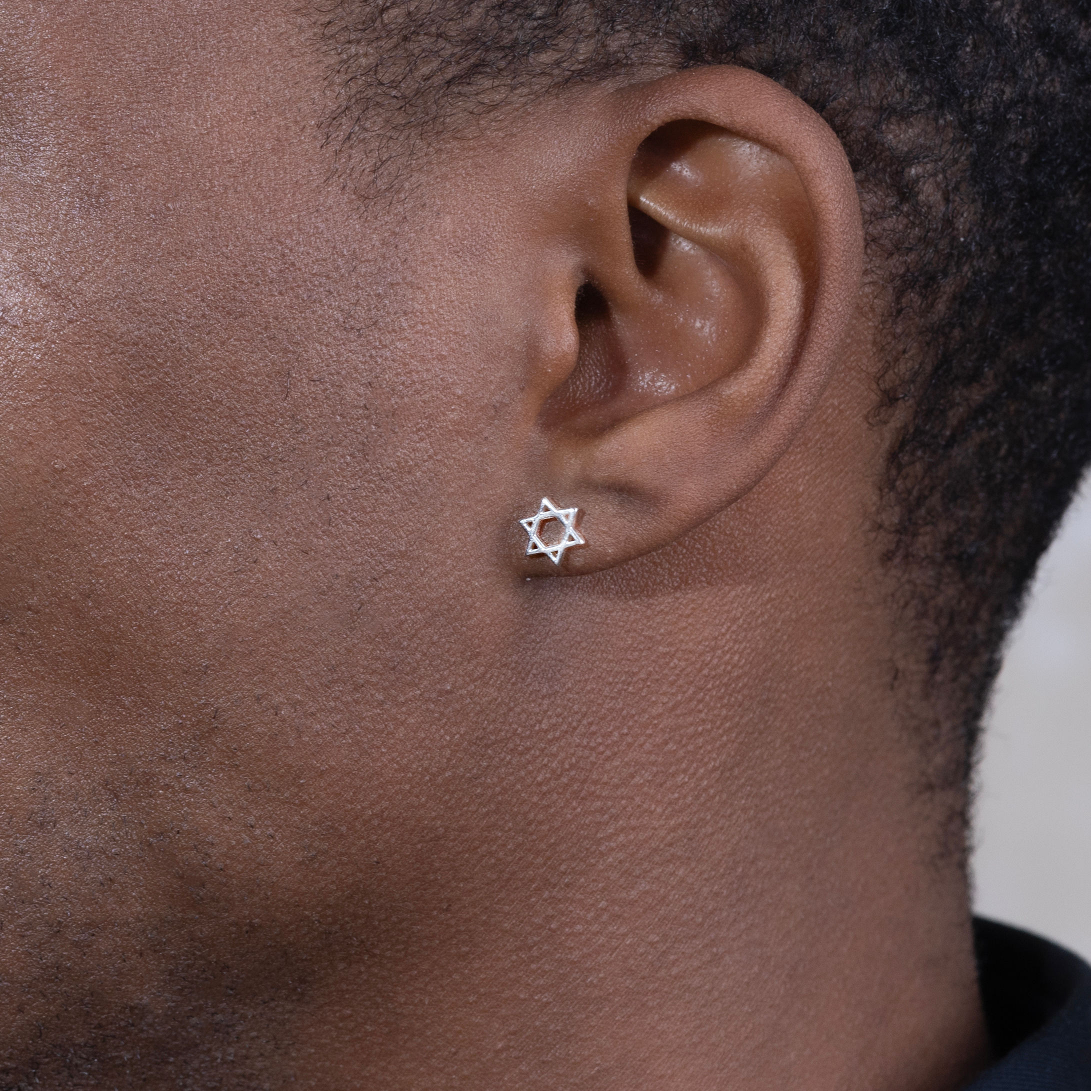 עגילים מגן דוד לגבר - עגילי מגן דוד קטנים כסופים וצמודים