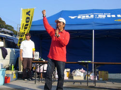 神保会長の副賞を参加者へプレゼントするジャンケン大会