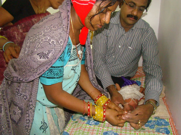 KOWS - Training to the mother to give stretching exercises to her infant .