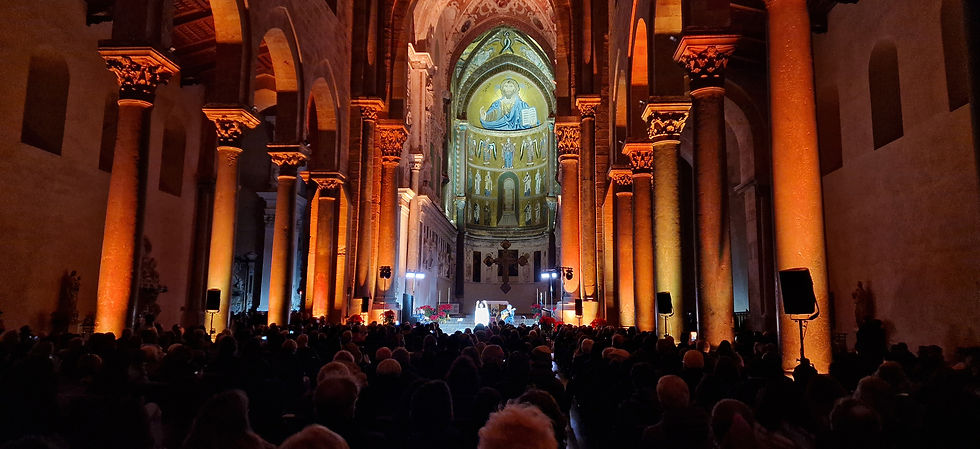 שטפתי את העמודים הנורמנים הכבדים באור ענבר חם כדי לרכך את האבן הקרה ולייצר תחושה של "מדורת שבט" אינטימית. שימו לב איך הקהל והבמה עטופים בחום, בעוד שמאחור, האפסיס עם הפסיפס נשאר מואר באור טבעי וקר יותר, מה שיוצר הפרדה ברורה בין ה"אנושי" (אנחנו) לבין ה"שמיימי" (הפנטוקראטור)