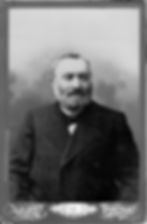 קלמן שפירא, הסבא של קלמה ובעלה של פסיה. הוא נפטר בחנוכה 1917, משאיר אחריו את פסיה אלמנה צעירה עם ילדים, ואת ההחלטה הגורלית לעזוב את ליטא - החלטה שבזכותה אנחנו כאן היום.