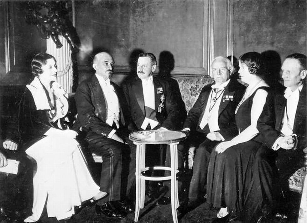 משמאל לימין: ורה ויצמן, חיים ויצמן, הרברט סמואל, לויד ג'ורג', אתל סנודן ופיליפ סנודן, בסוף שנות ה-30