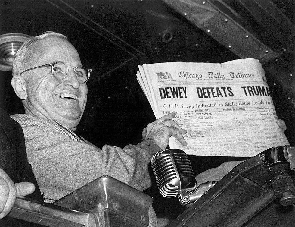 אחרי בחירות 1948: המנצח מציג בחיוך את גיליון שיקגו דיילי טריביון שהודפס מוקדם מדי עם הכותרת “DEWEY DEFEATS TRUMAN”. אחד הסמלים המפורסמים ביותר לסכנה שבהפיכת תחזית לתוצאה. קרדיט: צילום: Byron Rollins / AP