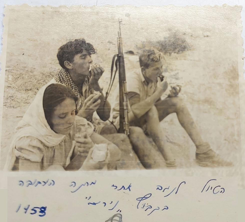 בדרך מנירים לצאלים, 1953, בתום מחנה עבודה של השומר הצעיר בנירים. ניר עוז עדיין לא היה קיים. זמיר זיו (מימין) בן 15. בכל מלחמות ישראל שבאו אחר כך הוא חזר ונלחם בדיוק על הקרקע הזאת / מתוך האוסף המשפחתי - זמיר זיו הוא אביו של כותב המאמר