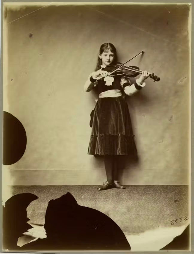 צילום נוסף של זי קיצ'ין שצולם על ידי דודג'סון, בערך בשנת 1875 / The Harry Ransom Center