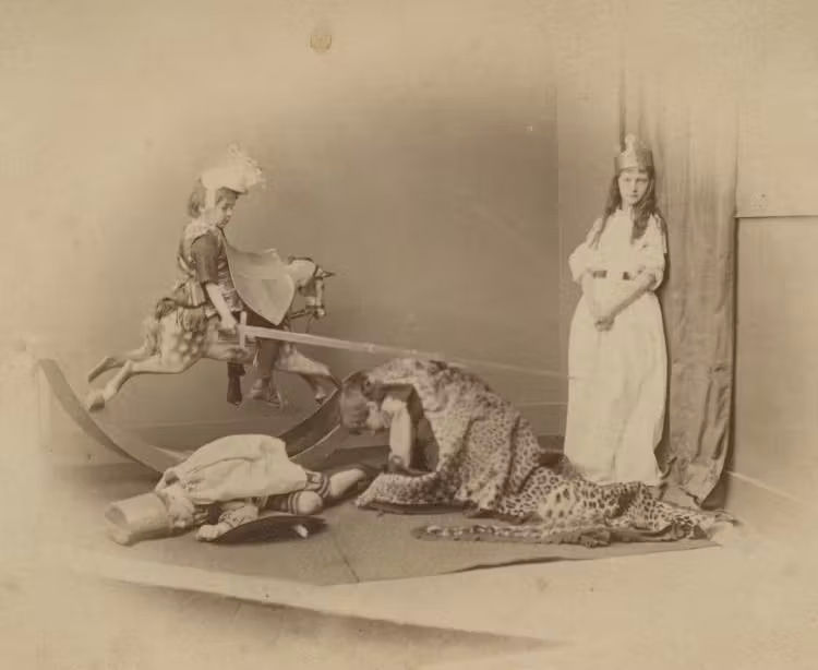 בתמונה זו, שצולמה על ידי דודג'סון, מופיעים כל ארבעת ילדי משפחת קיצ'ין, בשחזור סצנה מתוך "ג'ורג' הקדוש והדרקון". הצילום בוצע בסטודיו בעליית הגג של דודג'סון בקולג' כרייסט צ'רץ', בתאריך 26 ביוני 1875 / The Harry Ransom Center