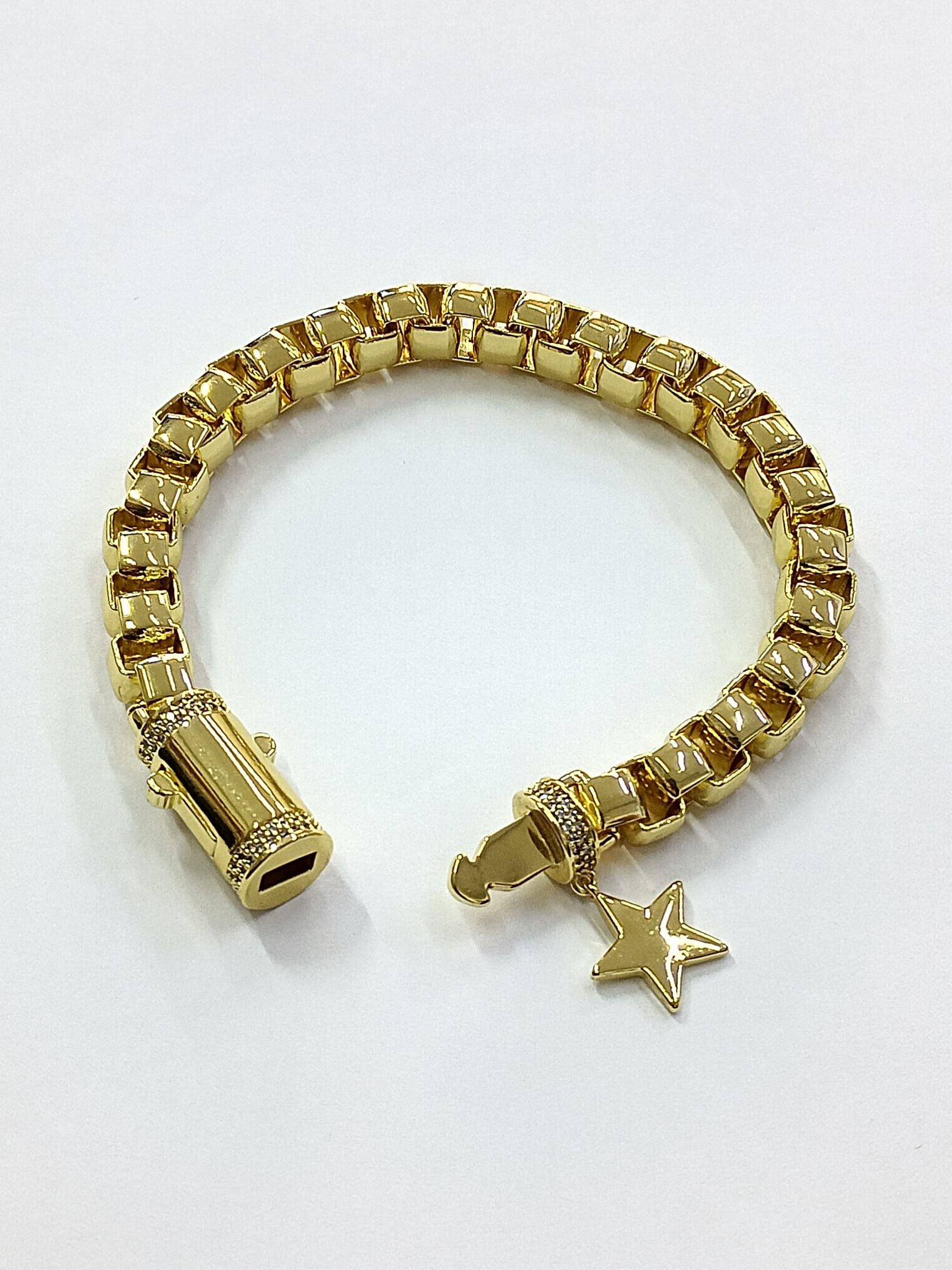 Starry Gold: Yıldız Sallantılı ve Taşlı Kilitli Modern Bileklik