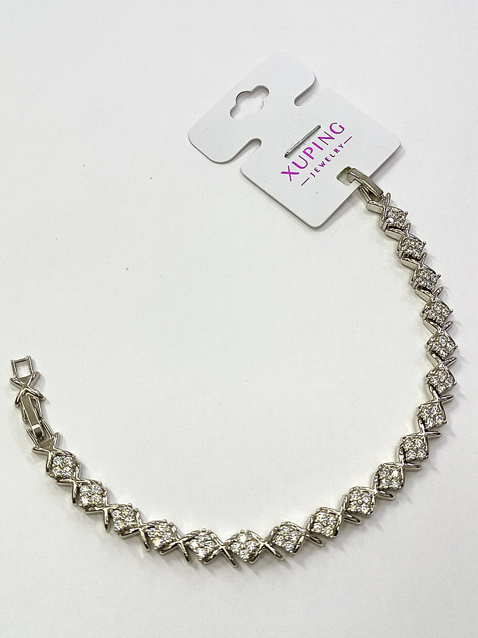 Lüksün Gümüş Yüzü: Mikro Zirkon Taşlı Baklava Formlu Premium Silver Bileklik