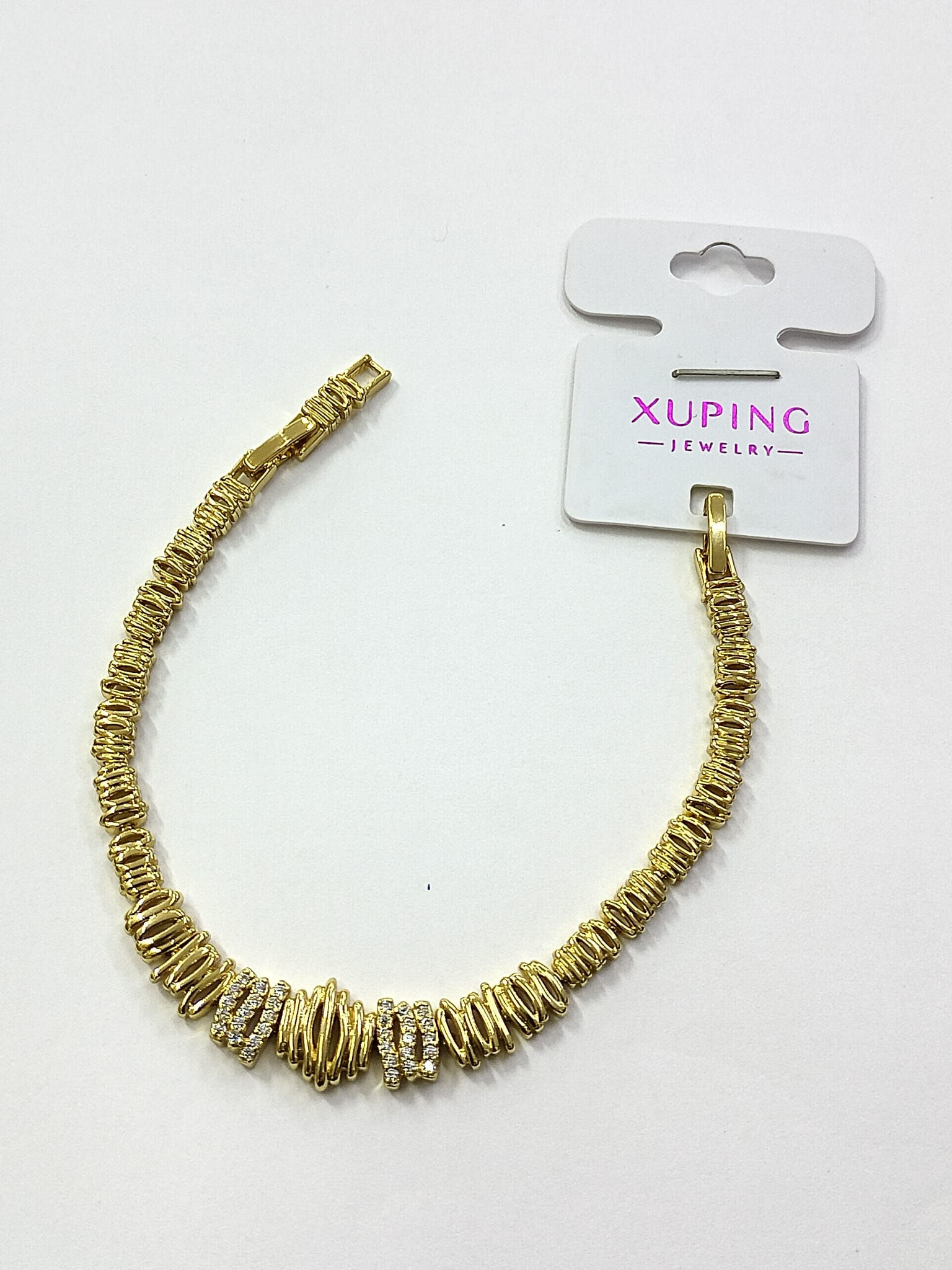 Modern Sarmal Zincir Formunda Tasarlanmış Işıltılı Merkezli Gold Model