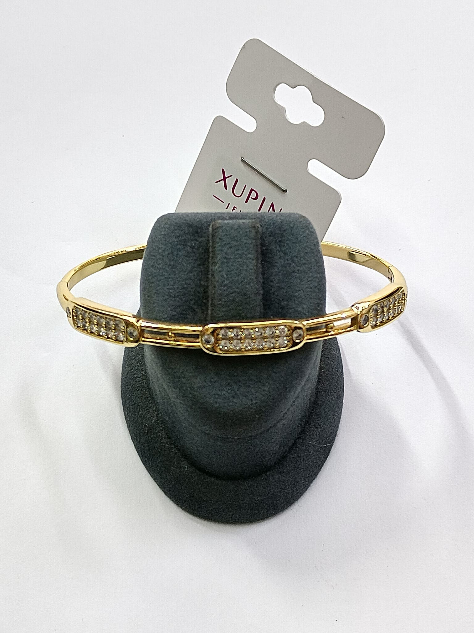 Xuping Linear Glam: Aralıklı Taş Bloklu Gold Kelepçe