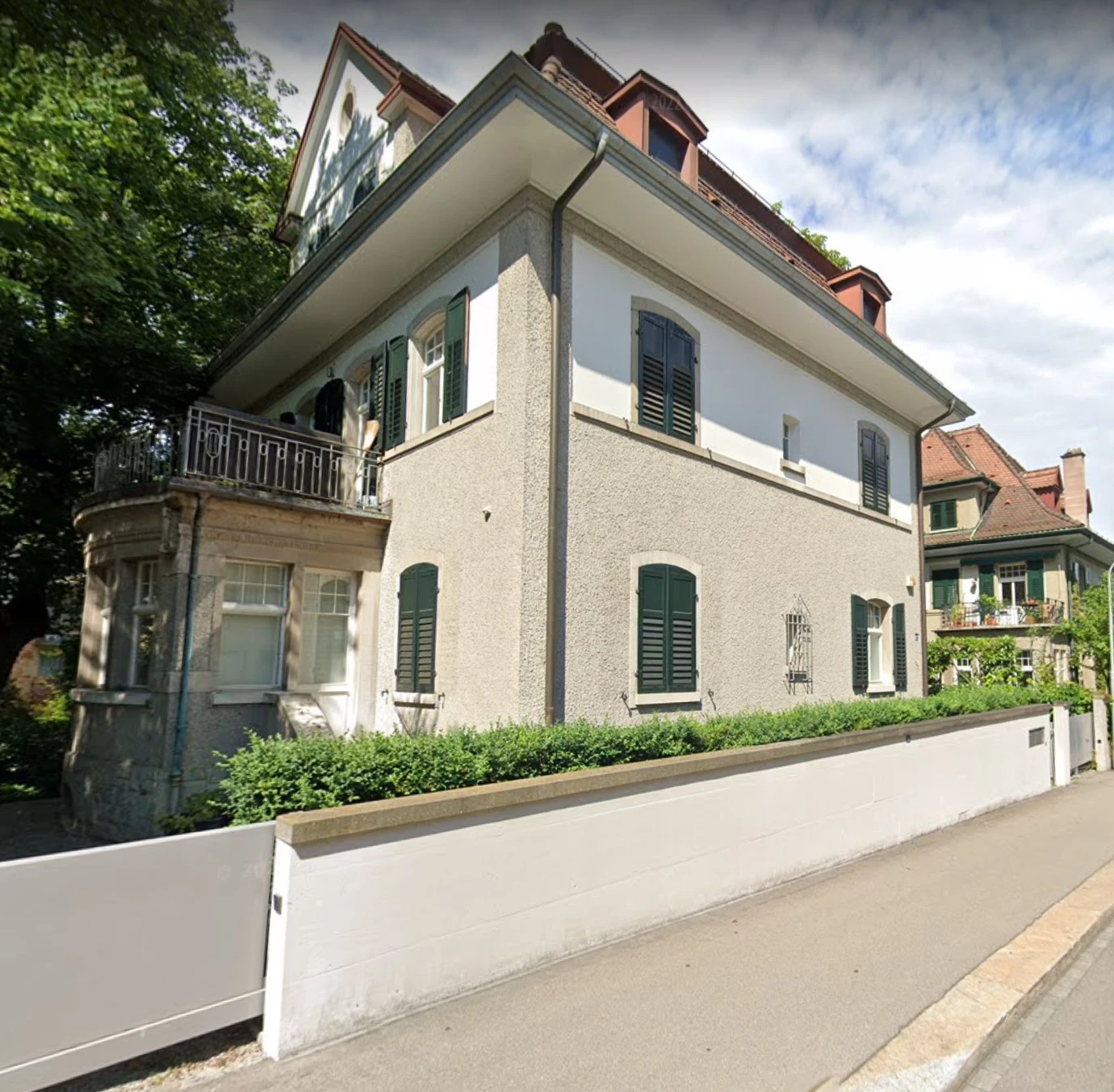 Haus von aussen in dem die Praxis drin ist