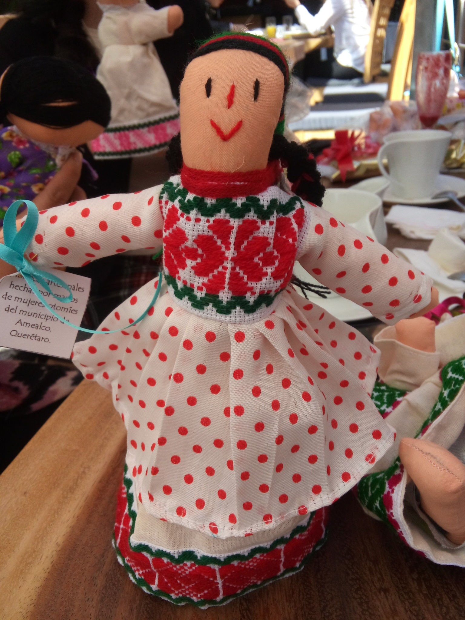 Muñeca bordada mediana
