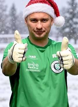 Trainer mit Weihnachtsmütze