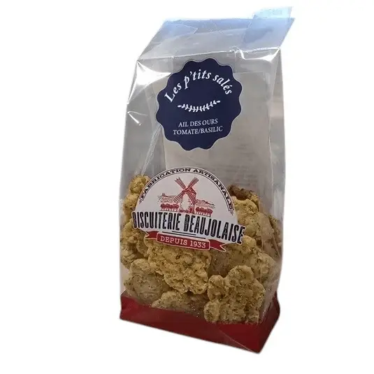 Sachet de biscuits salés à l'ail des ours sur fond blanc