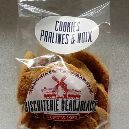 Ceci est un sachet de cookies pralines et noix avec un gros plan sur l'étiquette avant