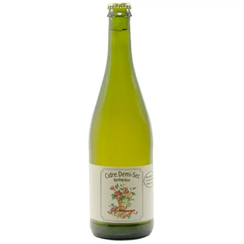 Ceci est une bouteille de cidre demi sec bio sur fond blanc