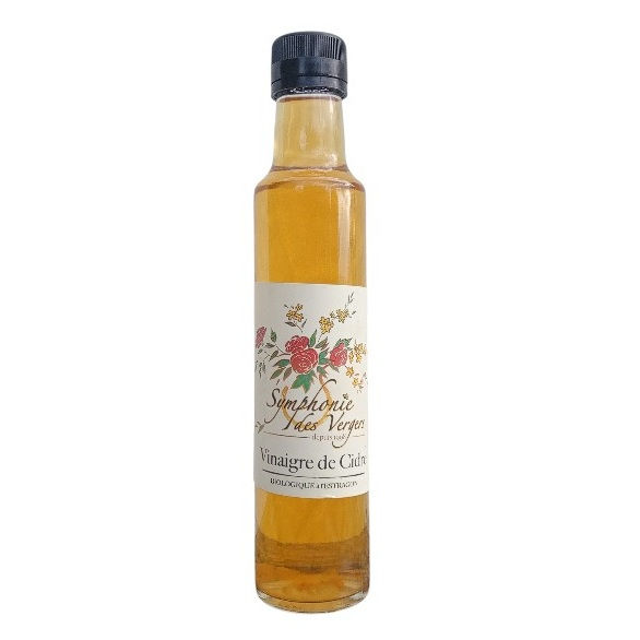 Bouteille de vinaigre de cidre à l'estragon sur fond blanc
