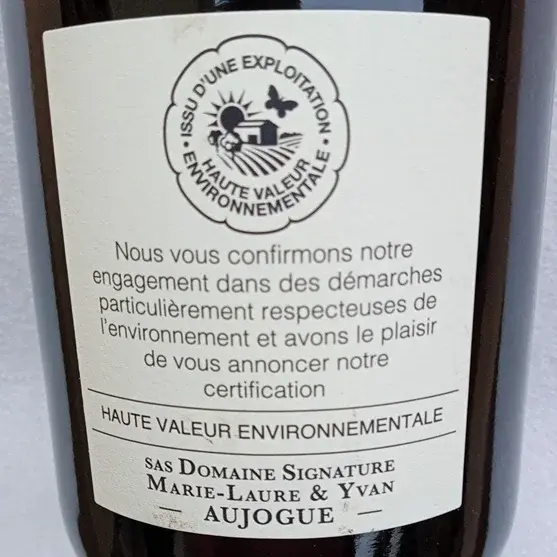 Miniature : Gros plan sur l'étiquette arrière de la bouteille de beaujolais nouveau