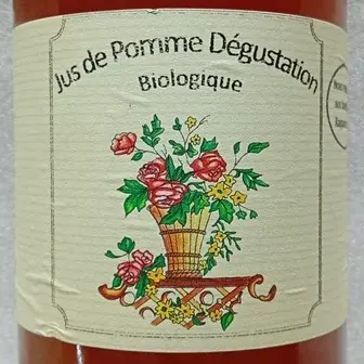 Gros plan sur l'étiquette avant d'une bouteille de jus de pomme