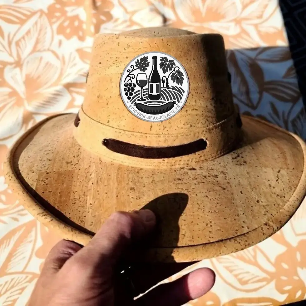Chapeau indianna sur fond blanc