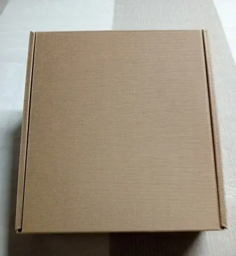 Miniature : Coffret Douceurs du matin pris de dessus boite fermée. La boite est beige avec des stries sur le dessus.