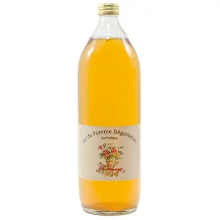 Ceci est une bouteille de 1 l de jus de pommes bio sur fond blanc