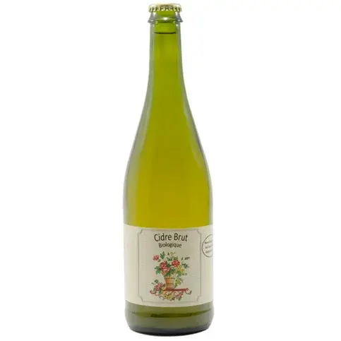 Ceci est une bouteille de cidre brut bio sur fond blanc