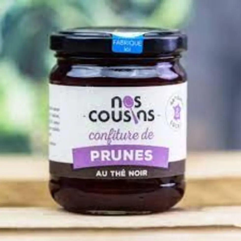 Pot de confiture de prunes au thé noir