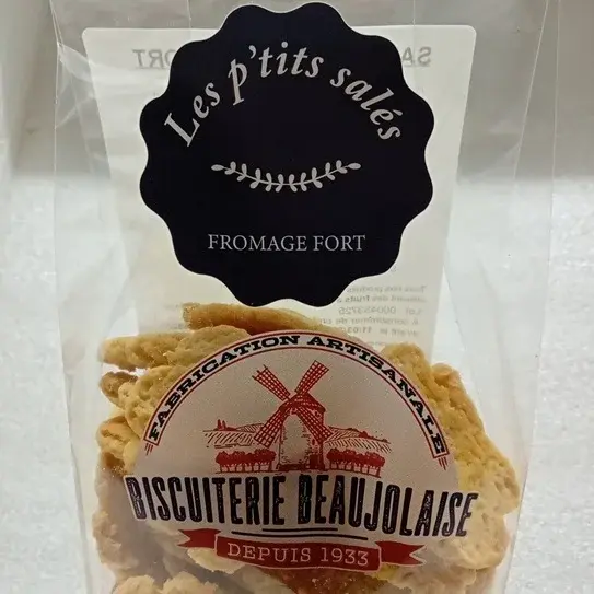 Gros plan sur l'étiquette avant du sachet de sablés au fromage fort