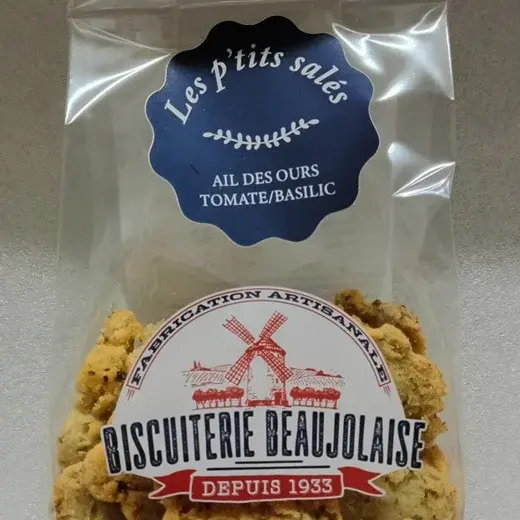 Gros plan sur l'étiquette avant du sachet de sablés à l'ail des ours