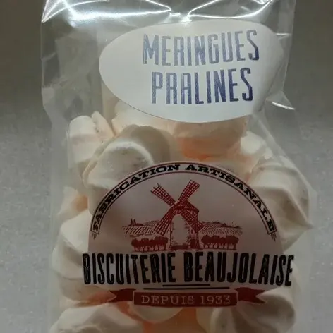 Gros plan sur l'étiquette avant du sachet de meringues pralinés