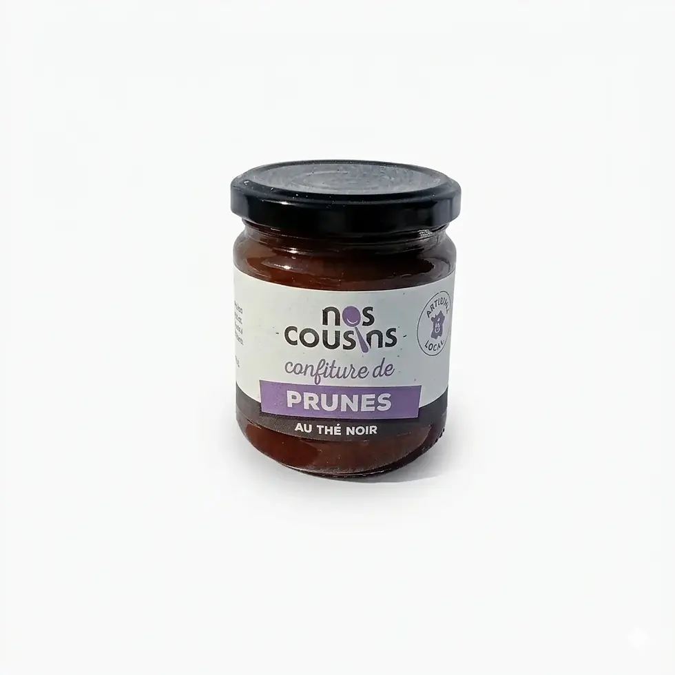 Pot de confiture de prunes au thé noir de la conserverie Nos Cousins sur fond blanc