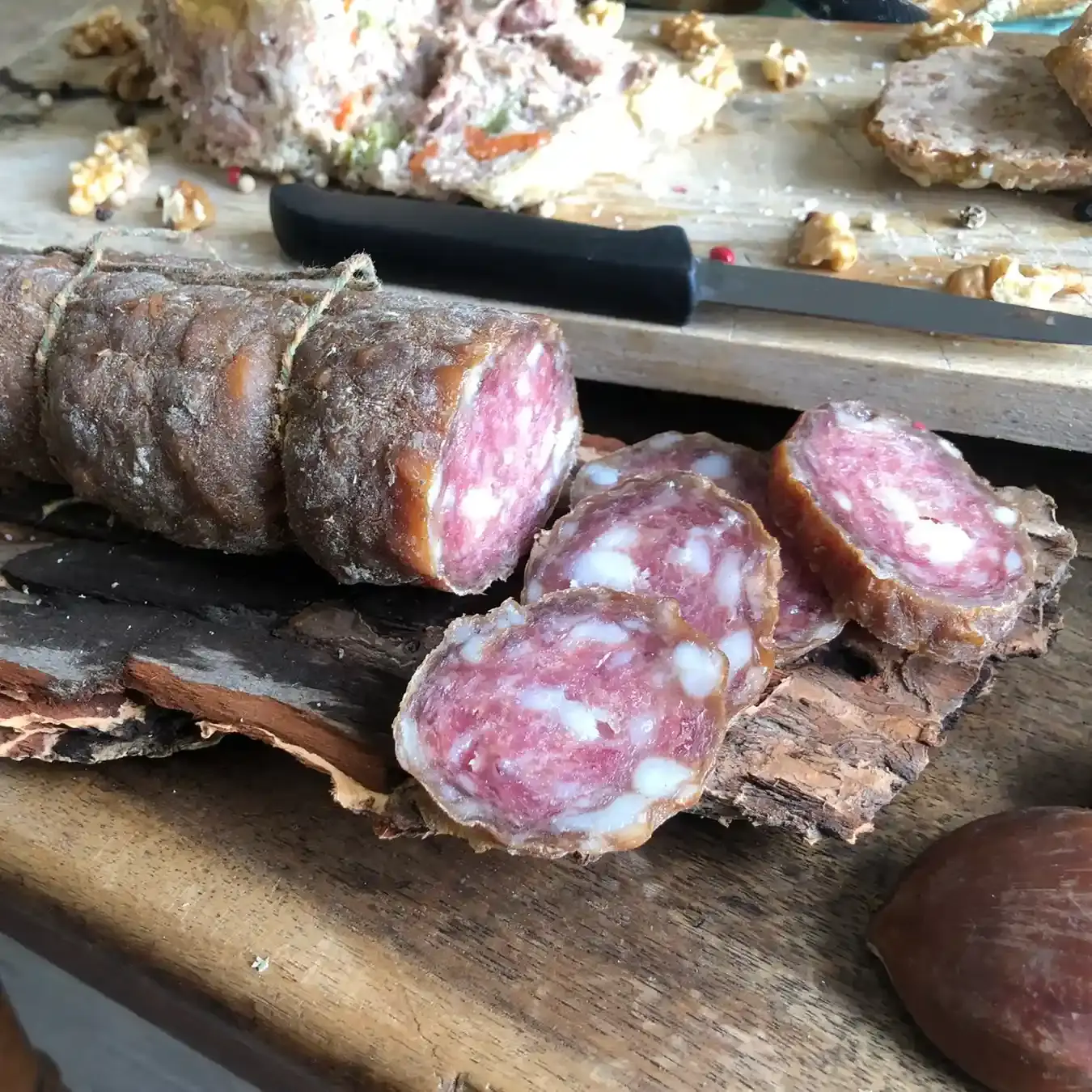 Saucisson sec fumé pré tranché sur planche de sapin