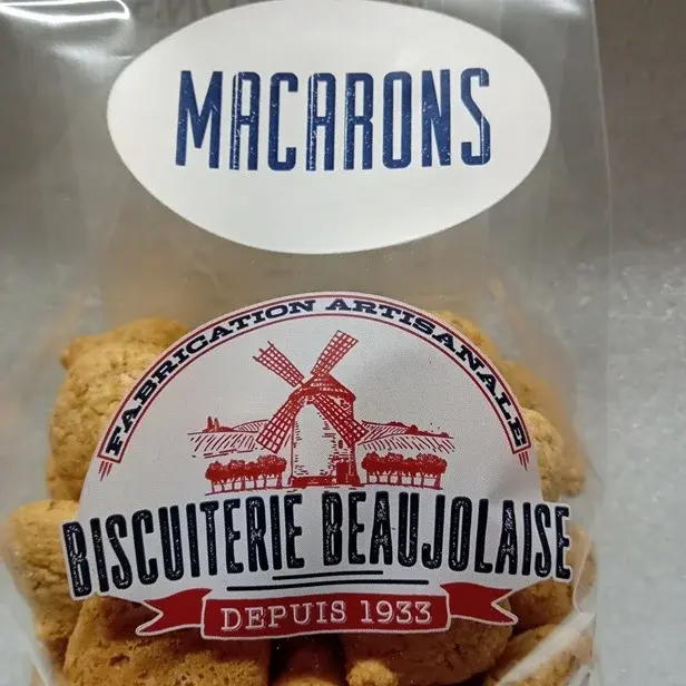 Gros plan sur l'étiquette avant du sachet de macarons