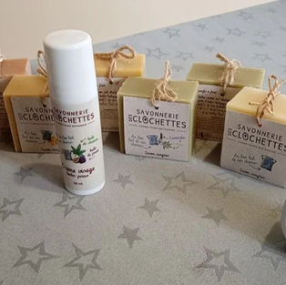 Photo d'ensemble avec chacun des savons pris en double exemplaire et la bouteille de crème