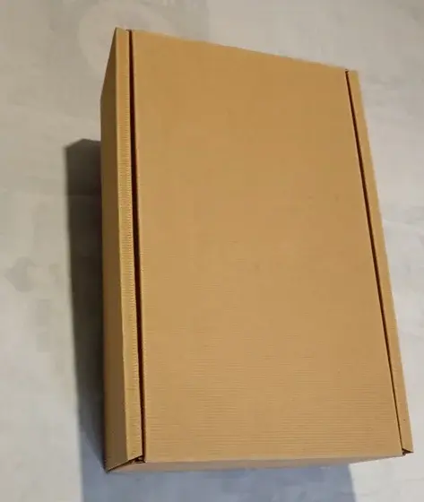 Miniature : Coffret Pétillant fleuri pris de coté boite fermée. La boite est beige avec des stries sur le dessus.