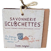 Savon lait, fromage blanc, et argile rose pris de face, dehors par beau temps. Le fond de