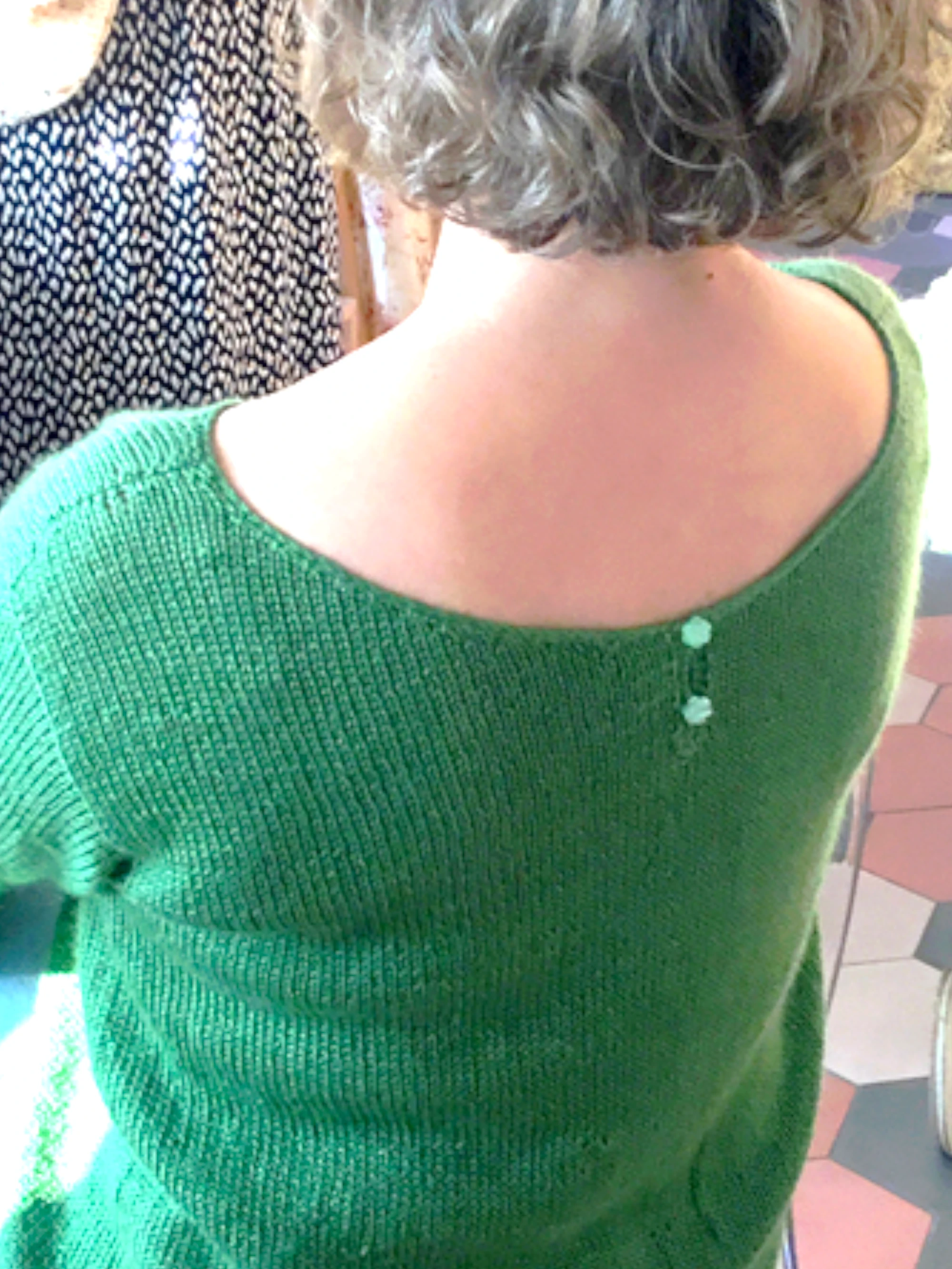 Détail de l'encolure du Pull Fétiche de Paule tricoté en vert