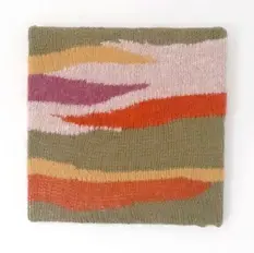 Tableau artistique sur toile. Une composition horizontale où une toile écrue surplombe une large bande de textures riches faite de fils de laine, de coton et de fibres mélangées. Les couleurs évoquent le littoral : ocre sableux, gris rocheux, blanc écume et touches de terre sombre, illustrant le relief de la Pointe de Branne à Audenge