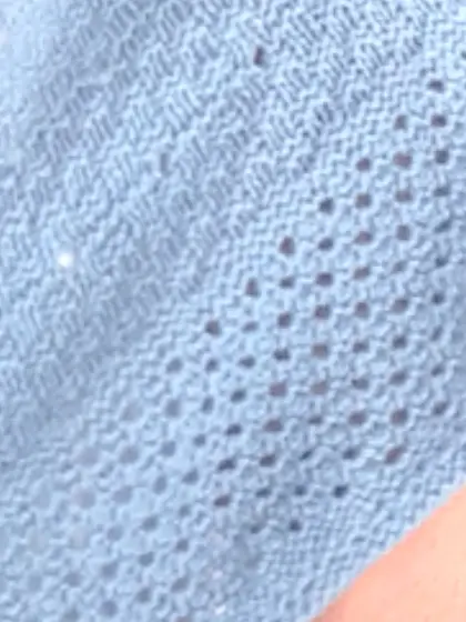 Miniature : Châle demi-lune tricoté main en mérinos, motif ajouré et texture douce, coloris ciel d’orage