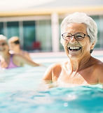 heureuse-femme-agee-nageant-dans-piscine-amis_605022-7875.jpg