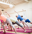 groupe-personnes-effectuant-exercices-etirement.jpg