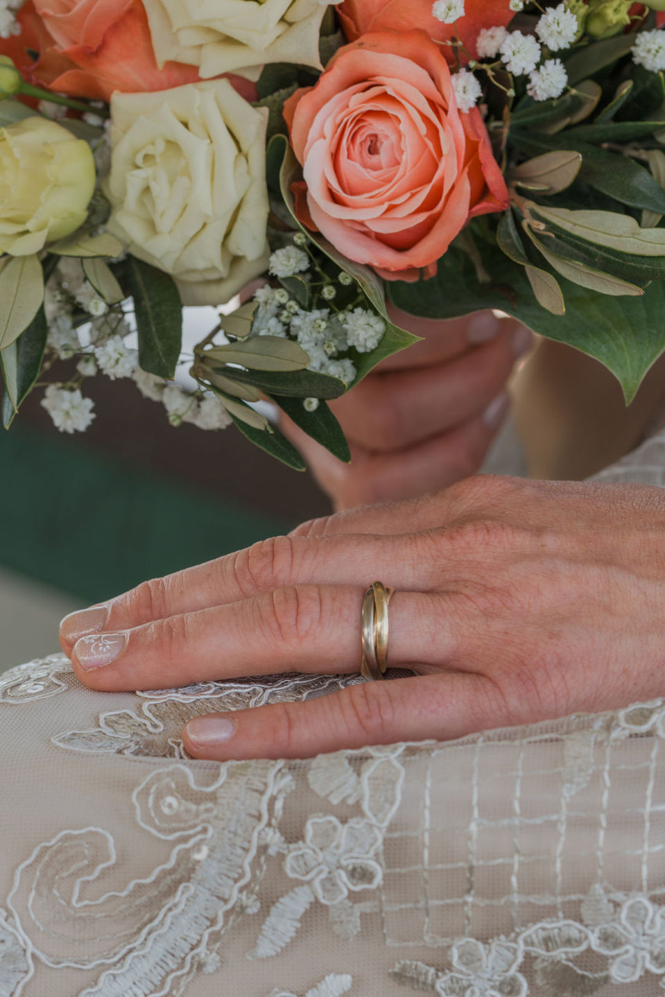 Detailaufnahme Brautstrauß und Ehering
