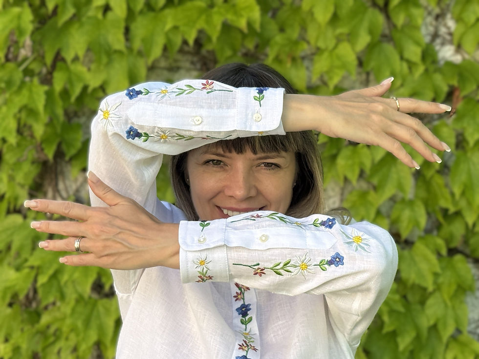 Elegant Alpine flowers embroidery detail on Tarcame women linen shirt