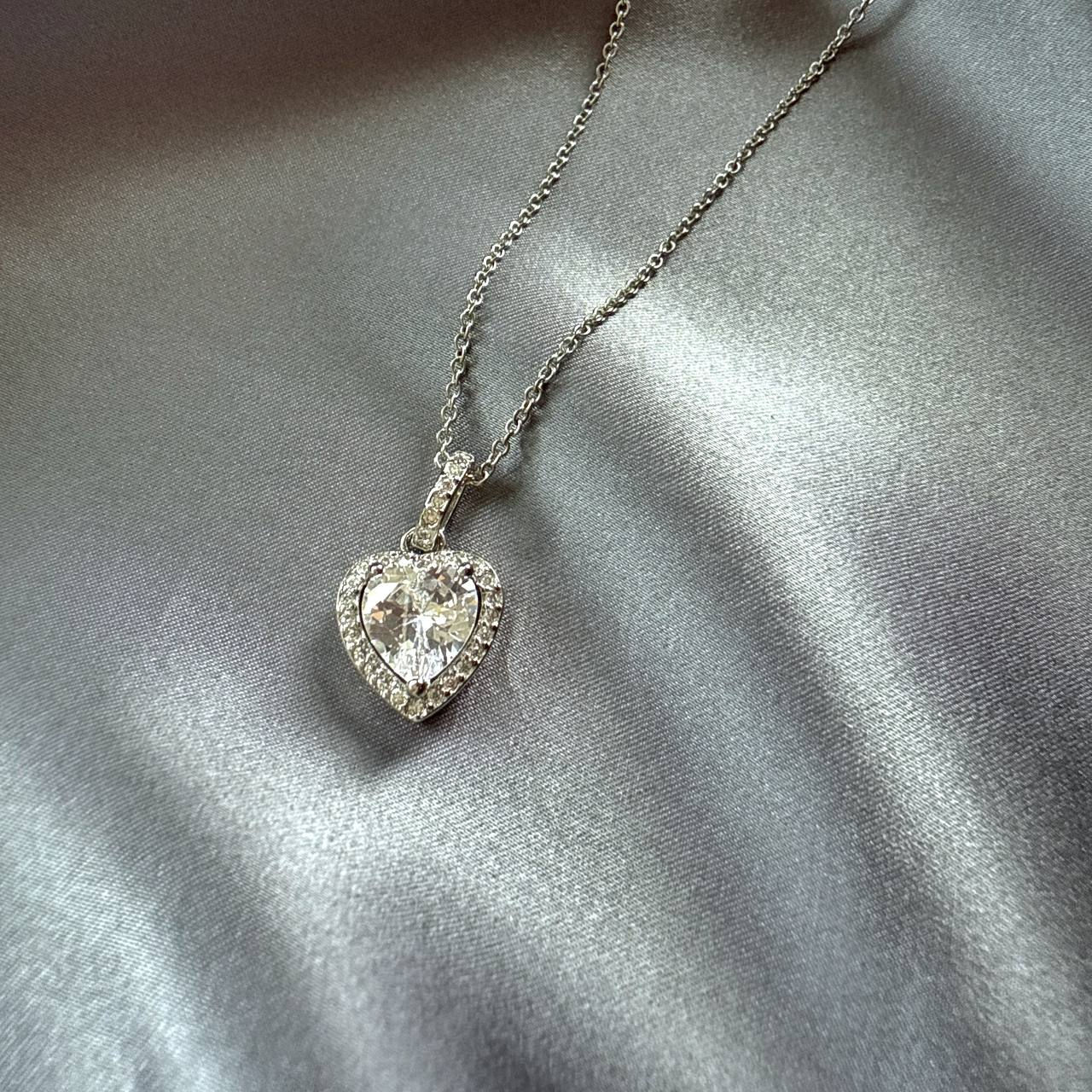Silver diamond heart pendant  close up