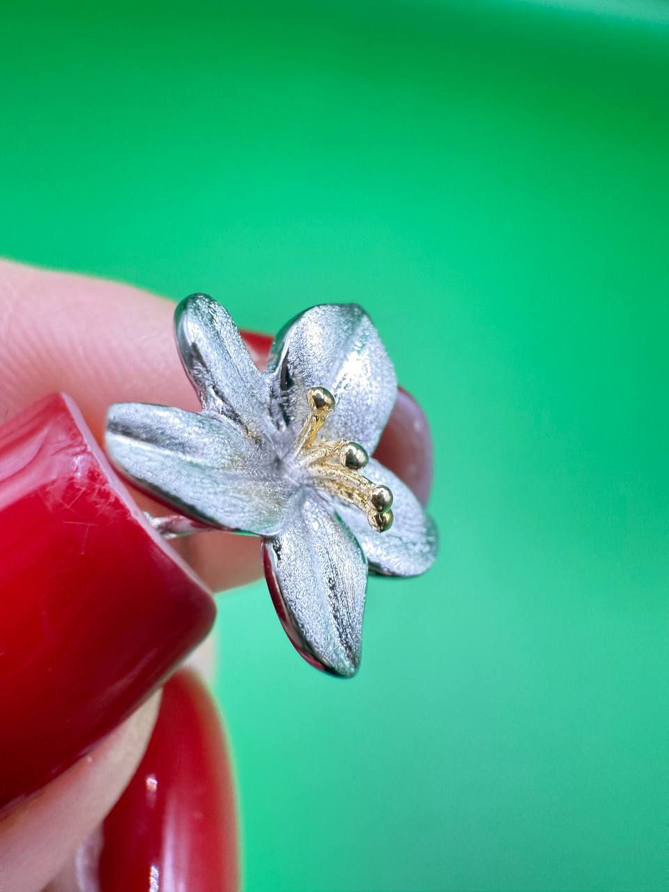 Miniaturbild: Edelweiss silver flower earring closeup