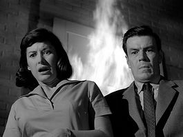 Épisode: 1.19
Première diffusion: 26 mai 1959
Titre français: Inconnu
Durée: 25 min.
Scénario: Charles Beaumont, Larry Marcus, Merwin Gerard
Cinématographie: Dale Deverman
Musique: Harry Lubin
Réalisation: John Newland