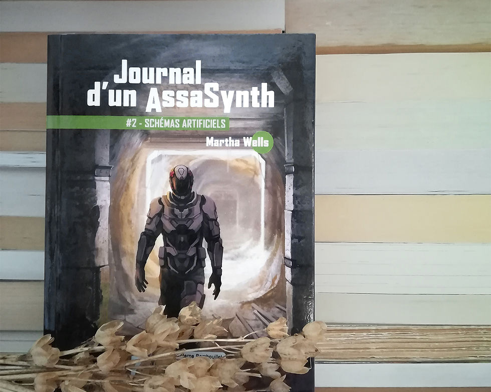 Le livre est posé sur une étagère devant des livres dont seule la gouttière est visible. Un bouquet de fleurs séchées non identifiées est posé au premier plan.