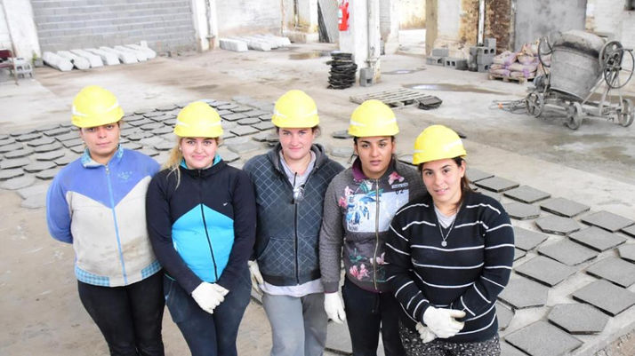Mujeres crean cooperativa y trabajan como albañiles