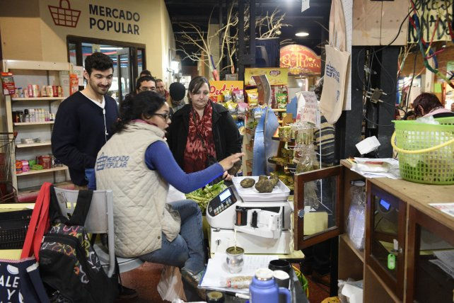 La economía popular busca capear el temporal económico